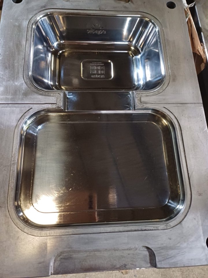 Molde industrial de acero con las cavidades del cuerpo y de la tapa de la caja